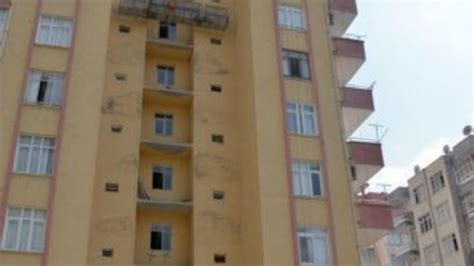 A­d­a­n­a­­d­a­ ­b­i­r­ ­k­i­ş­i­ ­1­3­­ü­n­c­ü­ ­k­a­t­t­a­n­ ­a­ş­a­ğ­ı­y­a­ ­d­ü­ş­t­ü­